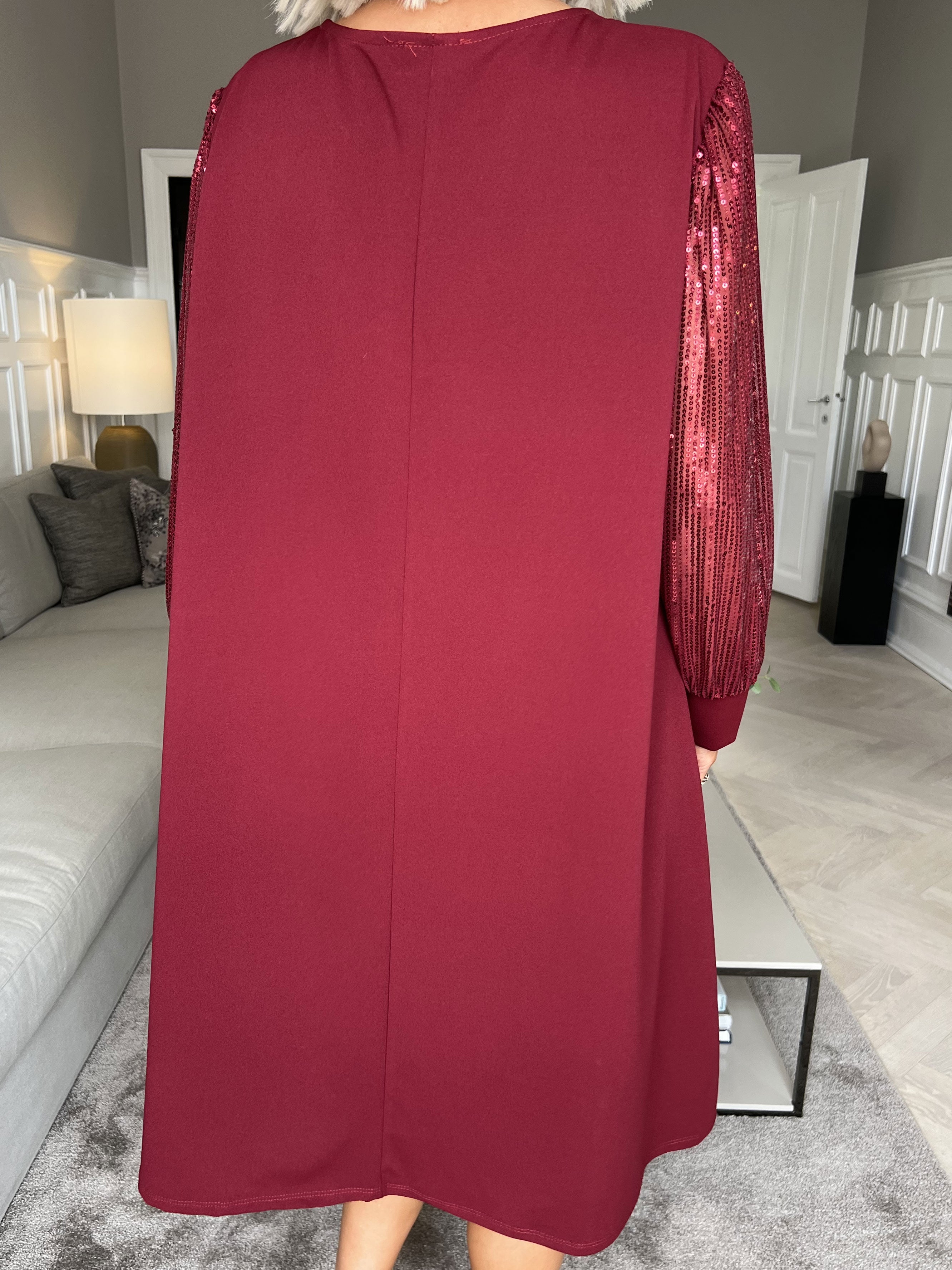 Djamila - Smuk kjole med paillet ærmer